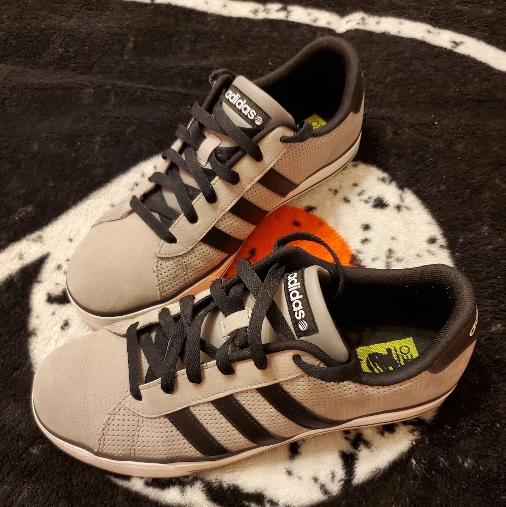 Mens Adidas Casual Sneakers. Size 9.5